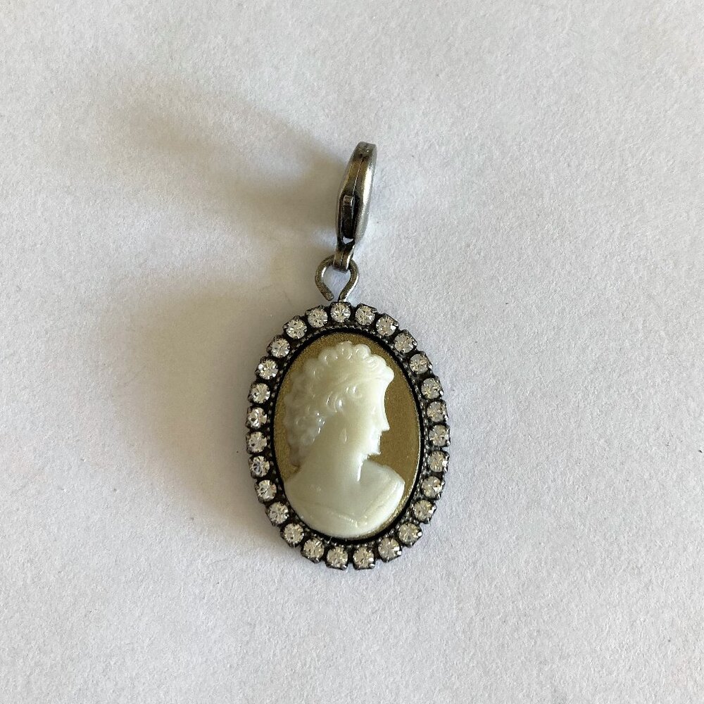 Sabika Pearl Appeal Small Cameo Pendant